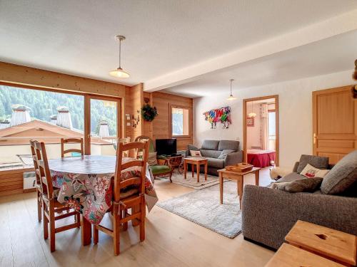 un salon avec une table et un canapé dans l'établissement Charmant appartement à La Clusaz avec terrasse, parking et wifi - FR-1-818-58, à La Clusaz
