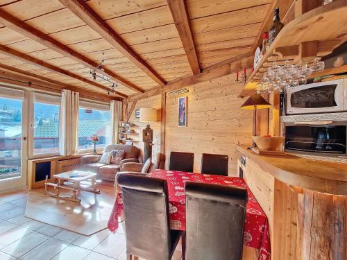 - un salon avec une table et des chaises dans une cabine dans l'établissement Appartement 6 pers, 2 chambres, La Clusaz, WIFI, parking - FR-1-818-70, à La Clusaz