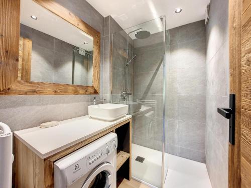 une salle de bain avec un lavabo et une machine à laver dans l'établissement La Clusaz: Appartement 6 pers, 2 chambres, balcon, garage - FR-1-818-30, à La Clusaz