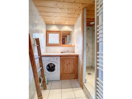 - une buanderie avec un lave-linge et un sèche-linge dans l'établissement Charmant appartement à La Clusaz avec terrasse, parking et wifi - FR-1-818-58, à La Clusaz