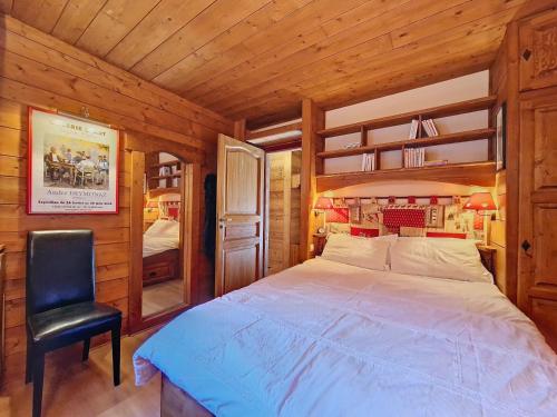 une chambre avec un lit et une chaise dans une pièce dans l'établissement Appartement 6 pers, 2 chambres, La Clusaz, WIFI, parking - FR-1-818-70, à La Clusaz