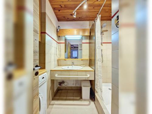 une petite salle de bain avec un lavabo et un miroir dans l'établissement Appartement 6 pers, 2 chambres, La Clusaz, WIFI, parking - FR-1-818-70, à La Clusaz