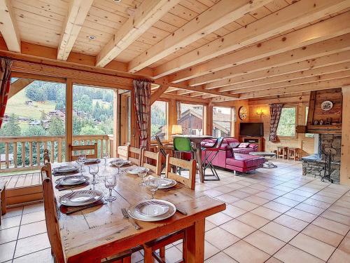 une salle à manger avec une table et des chaises dans une cabine dans l'établissement Chalet spacieux 4 chambres avec cheminée, parking et wifi à La Clusaz - FR-1-818-74, à La Clusaz
