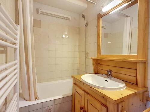 une salle de bain avec un lavabo, un miroir et une baignoire dans l'établissement Charmant appart 4 pers, balcon sud, garage, WiFi, La Clusaz - FR-1-818-67, à La Clusaz