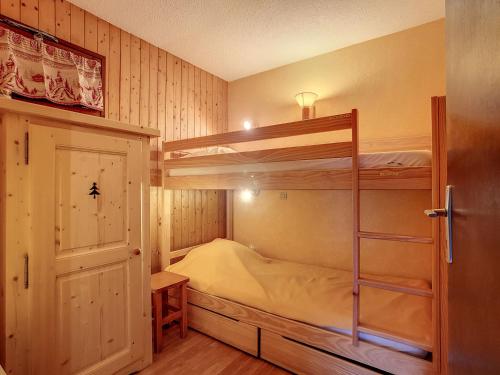 une chambre avec deux lits superposés et une échelle dans l'établissement Appartement cosy pour 6 pers à La Clusaz, 2 chambres, wifi, proximité pistes - FR-1-818-75, à La Clusaz