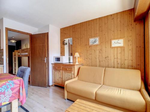 - un salon avec un canapé et un four micro-ondes dans l'établissement Appartement cosy 4/6 pers. avec balcon sud et wifi à La Clusaz - FR-1-818-79, à La Clusaz