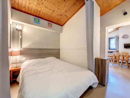 une chambre avec un lit, une table et des chaises dans l'établissement Appartement cosy pour 4 avec WiFi, animaux admis - FR-1-818-81, à La Clusaz
