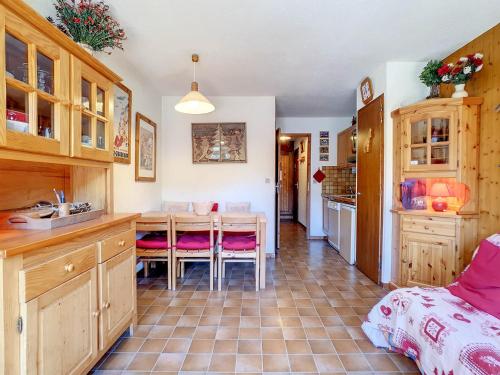 une cuisine avec une table et une salle à manger dans l'établissement La Clusaz - Apt 4 pers, cheminée, garage, WiFi - FR-1-818-38, à La Clusaz