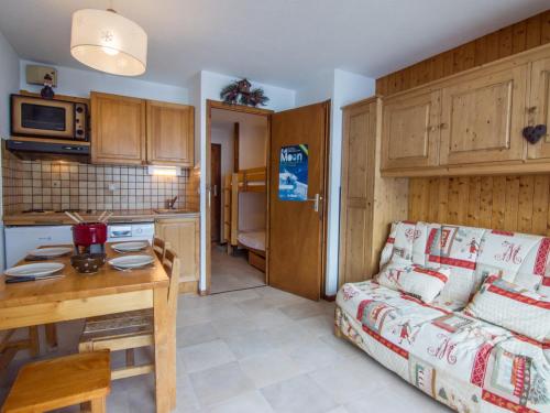 un salon avec un canapé et une table dans l'établissement Confortable studio à La Clusaz, 4 pers, WIFI, balcon sud - FR-1-818-101, à La Clusaz