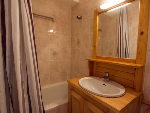 une salle de bain avec un lavabo, un miroir et une baignoire dans l'établissement Confortable studio à La Clusaz, 4 pers, WIFI, balcon sud - FR-1-818-101, à La Clusaz