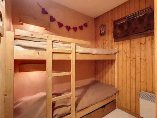 - une chambre avec des lits superposés dans une cabine dans l'établissement La Clusaz - Apt 4 pers, cheminée, garage, WiFi - FR-1-818-38, à La Clusaz