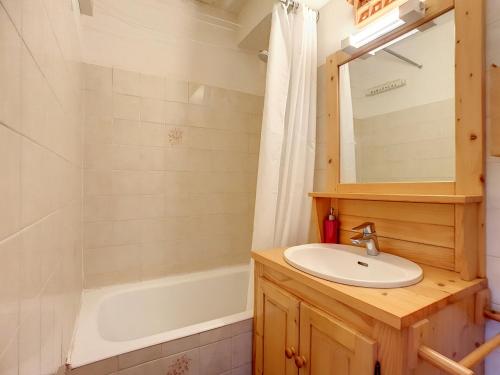 une salle de bain avec un lavabo et une baignoire dans l'établissement La Clusaz - Apt 4 pers, cheminée, garage, WiFi - FR-1-818-38, à La Clusaz