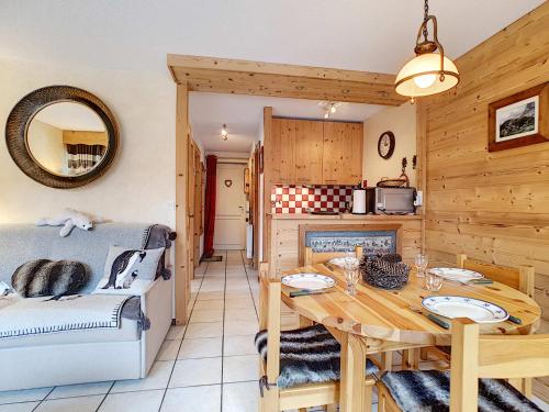 - une cuisine et une salle à manger avec une table et un canapé dans l'établissement La Clusaz : Apt 4 pers, balcon, parking, 1 ch, ski garage - FR-1-818-64, à La Clusaz