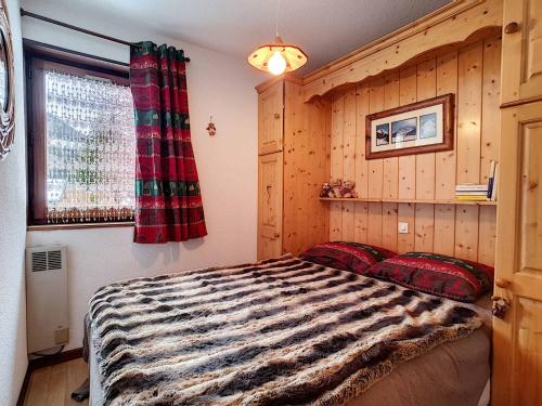 une chambre avec un grand lit dans une pièce dans l'établissement La Clusaz : Apt 4 pers, balcon, parking, 1 ch, ski garage - FR-1-818-64, à La Clusaz