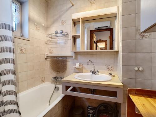 une salle de bain avec un lavabo et une baignoire dans l'établissement La Clusaz : Apt 4 pers, balcon, parking, 1 ch, ski garage - FR-1-818-64, à La Clusaz