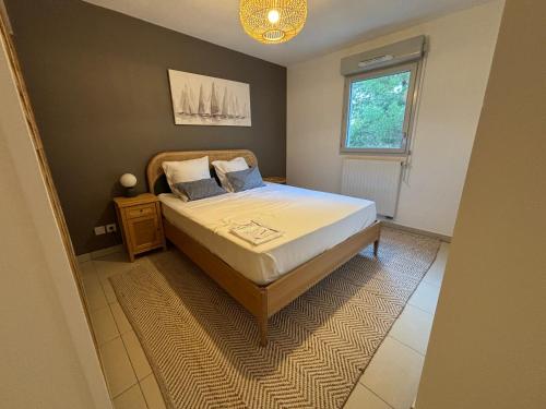 une chambre avec un lit et une fenêtre dans l'établissement Confort moderne à Sète : 2 pièces, parking, WIFI - FR-1-338-594, à Sète