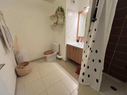 une salle de bain avec toilettes et lavabo dans l'établissement Confort moderne à Sète : 2 pièces, parking, WIFI - FR-1-338-594, à Sète