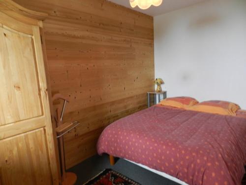 Ένα ή περισσότερα κρεβάτια σε δωμάτιο στο Confort aux 7 Laux: 6 pers, proche pistes, balcon - FR-1-557A-58