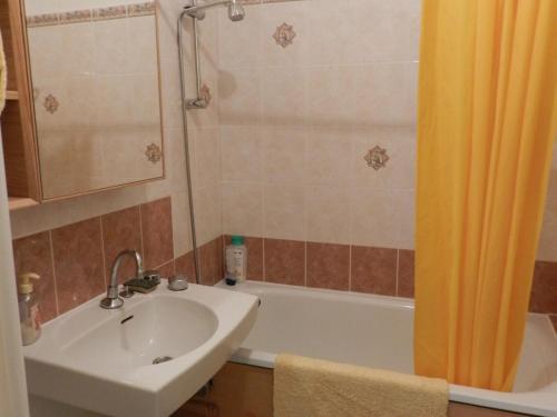 Ένα μπάνιο στο Confort aux 7 Laux: 6 pers, proche pistes, balcon - FR-1-557A-58