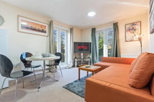 Balmoral Court -Sleeps 6 - Free Parking with Workspace - Balcony & High-Speed WiFi photo 1