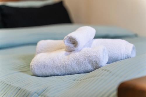 Balmoral Court -Sleeps 6 - Free Parking with Workspace - Balcony & High-Speed WiFi photo 18