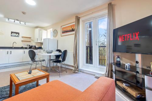 Balmoral Court -Sleeps 6 - Free Parking with Workspace - Balcony & High-Speed WiFi photo 11