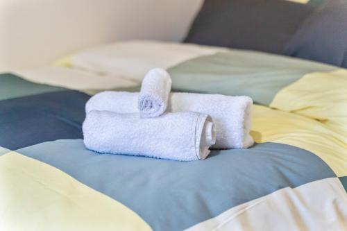 Balmoral Court -Sleeps 6 - Free Parking with Workspace - Balcony & High-Speed WiFi photo 14