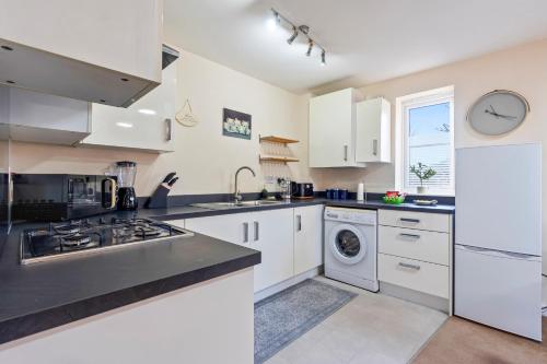 Balmoral Court -Sleeps 6 - Free Parking with Workspace - Balcony & High-Speed WiFi photo 26