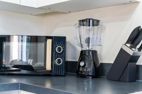 Balmoral Court -Sleeps 6 - Free Parking with Workspace - Balcony & High-Speed WiFi photo 28