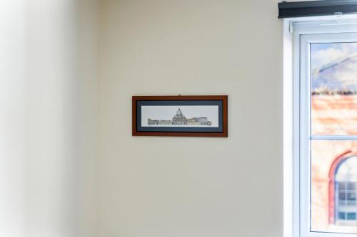 Balmoral Court -Sleeps 6 - Free Parking with Workspace - Balcony & High-Speed WiFi photo 37