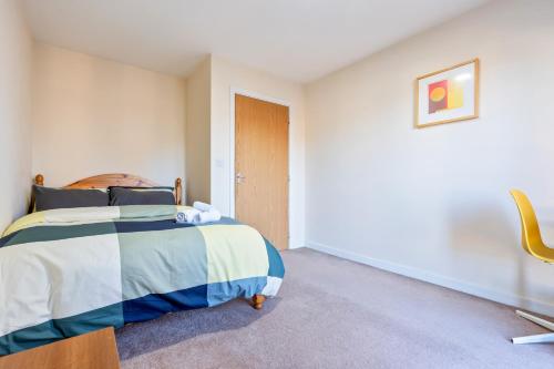 Balmoral Court -Sleeps 6 - Free Parking with Workspace - Balcony & High-Speed WiFi photo 22
