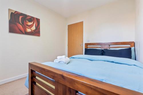 Balmoral Court -Sleeps 6 - Free Parking with Workspace - Balcony & High-Speed WiFi photo 3
