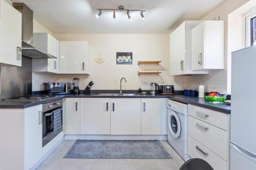 Balmoral Court -Sleeps 6 - Free Parking with Workspace - Balcony & High-Speed WiFi photo 24