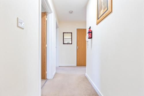 Balmoral Court -Sleeps 6 - Free Parking with Workspace - Balcony & High-Speed WiFi photo 30