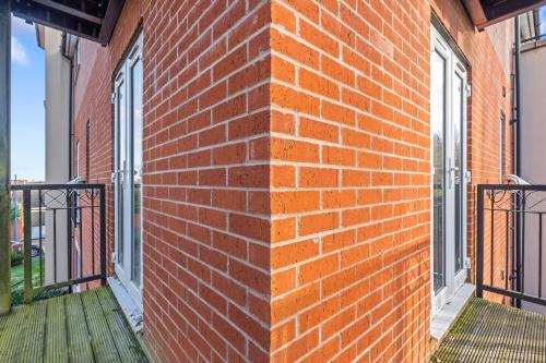Balmoral Court -Sleeps 6 - Free Parking with Workspace - Balcony & High-Speed WiFi photo 35