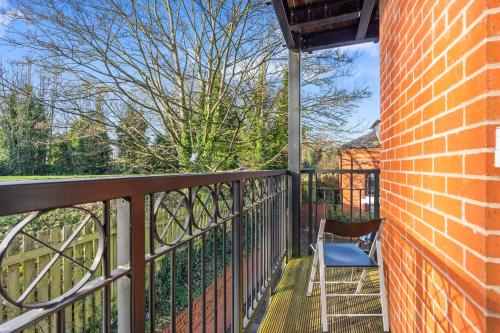 Balmoral Court -Sleeps 6 - Free Parking with Workspace - Balcony & High-Speed WiFi photo 16
