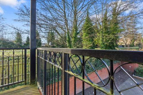 Balmoral Court -Sleeps 6 - Free Parking with Workspace - Balcony & High-Speed WiFi photo 17