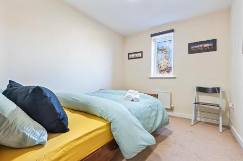 Balmoral Court -Sleeps 6 - Free Parking with Workspace - Balcony & High-Speed WiFi photo 15