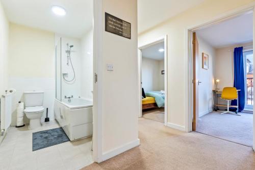 Balmoral Court -Sleeps 6 - Free Parking with Workspace - Balcony & High-Speed WiFi photo 4