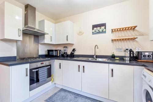 Balmoral Court -Sleeps 6 - Free Parking with Workspace - Balcony & High-Speed WiFi photo 25
