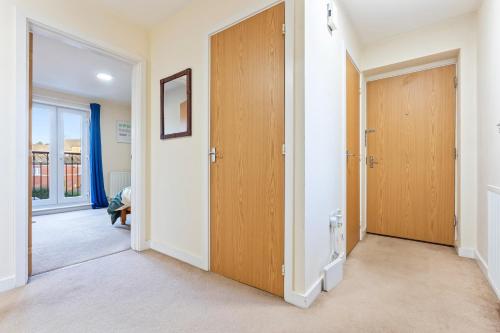 Balmoral Court -Sleeps 6 - Free Parking with Workspace - Balcony & High-Speed WiFi photo 32