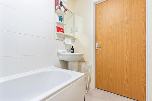 Balmoral Court -Sleeps 6 - Free Parking with Workspace - Balcony & High-Speed WiFi photo 31