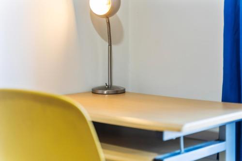 Balmoral Court -Sleeps 6 - Free Parking with Workspace - Balcony & High-Speed WiFi photo 23