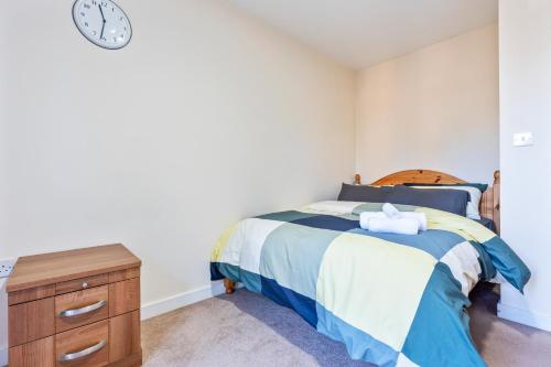 Balmoral Court -Sleeps 6 - Free Parking with Workspace - Balcony & High-Speed WiFi photo 21