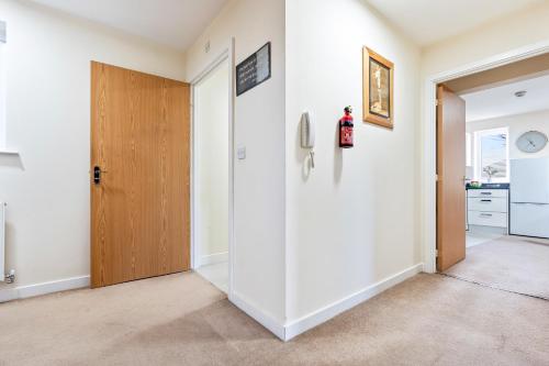 Balmoral Court -Sleeps 6 - Free Parking with Workspace - Balcony & High-Speed WiFi photo 33