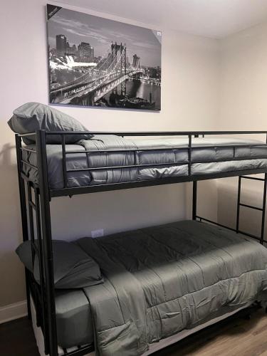 Cette chambre dispose de 2 lits superposés et d'une peinture murale. dans l'établissement Chic Retreat, à Chicago