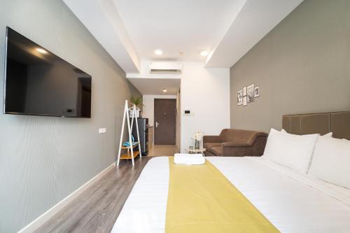 TV a/nebo společenská místnost v ubytování Hikari Rivergate Apartments - Free Pool, Free Internet SIM for 3 nights, Free Pick Up for 5 nights