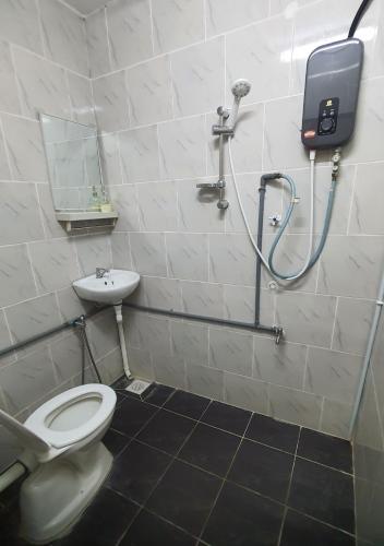 Bilik mandi di Aristar Homestay