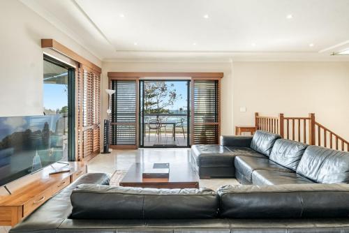 Χώρος καθιστικού στο Beach Front Beach Break - Spacious Home with Pool - Perfect for a Large Family & Group Accommodation