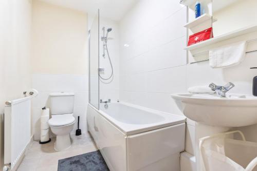 Balmoral Court -Sleeps 6 - Free Parking with Workspace - Balcony & High-Speed WiFi photo 9